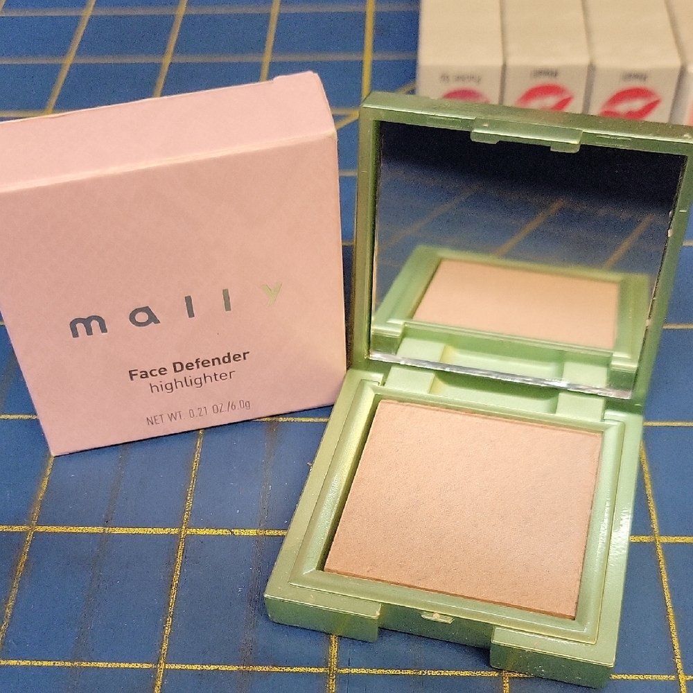 Mally Beauty Face Defender Highlighter 6g Lighter New Compact